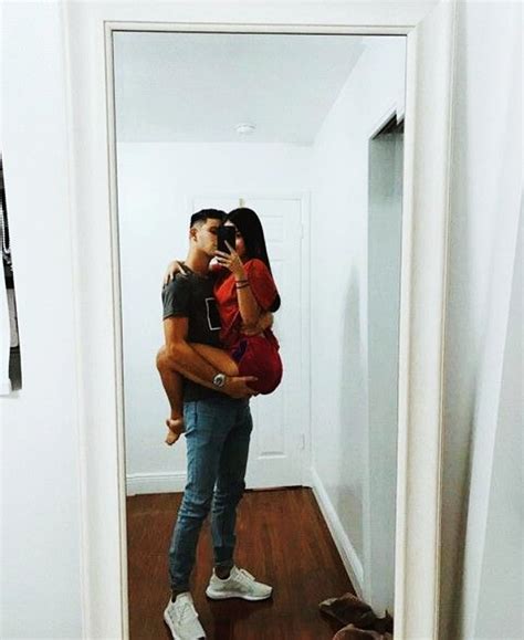 couple poses in mirror|The 20 Best Photo Poses for Couples To Prepare。